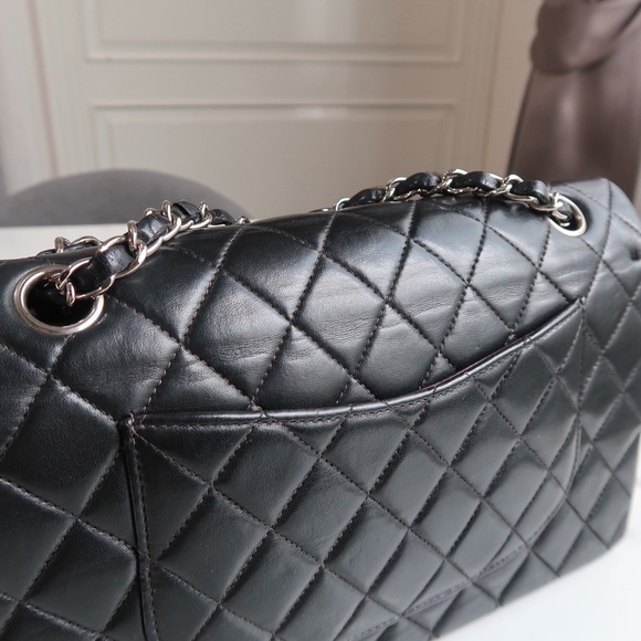 ❤️Chanel ❤️
Vintage Classic Double Flap Bag Quilted Lambskin Medium - Picture 3 of 17